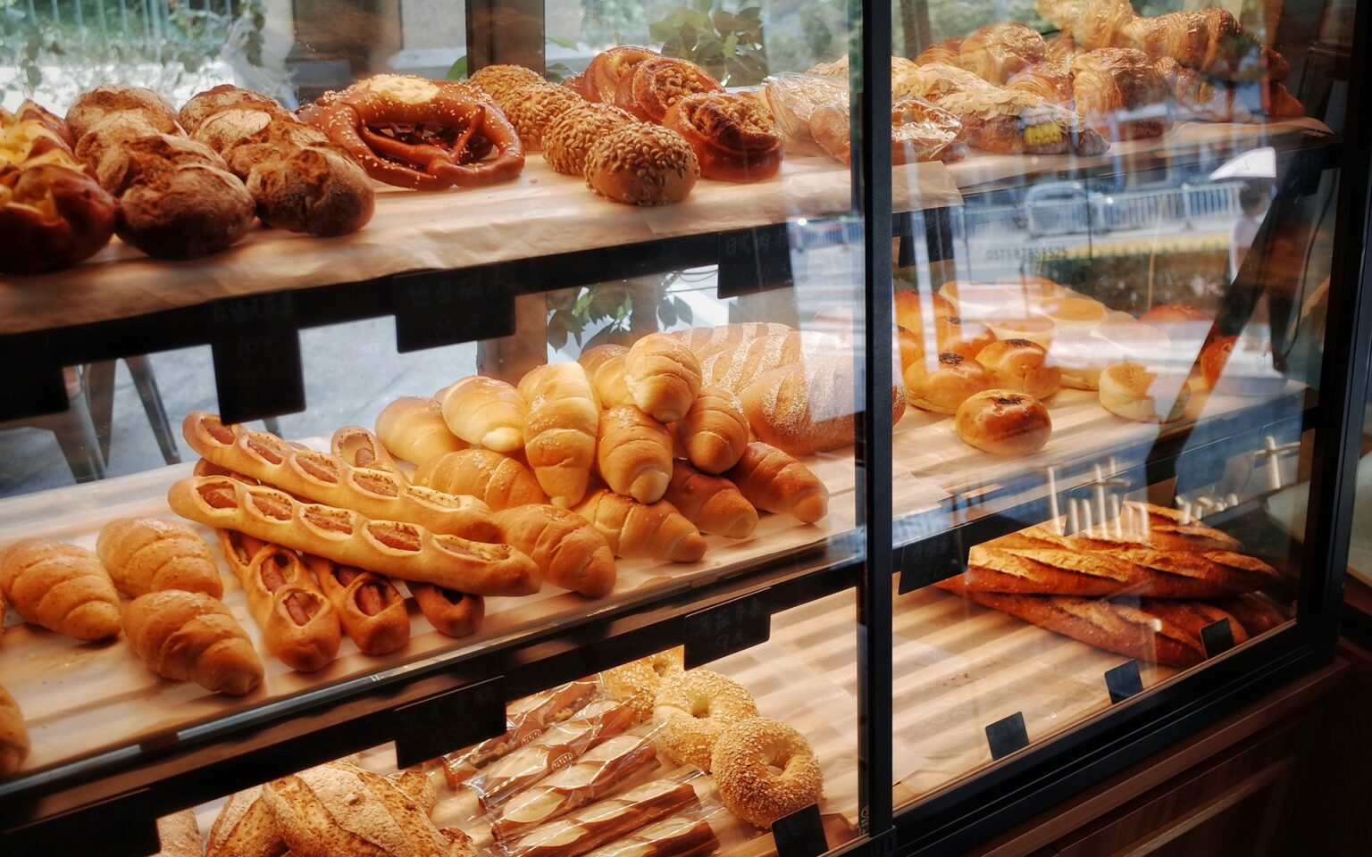 Pains et viennoiseries en vitrine