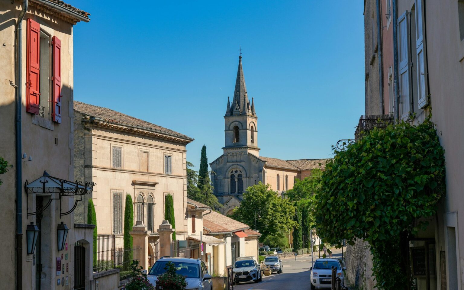 Rue du centre-bourg avec le clocher de l'église