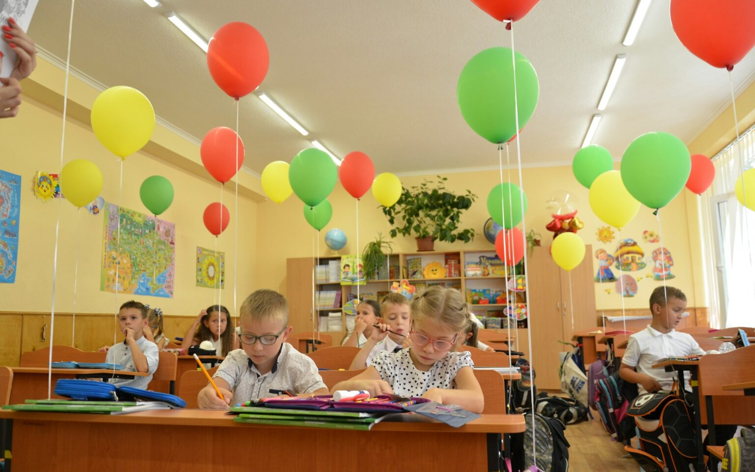 Élèves dans une classe décorée de ballons