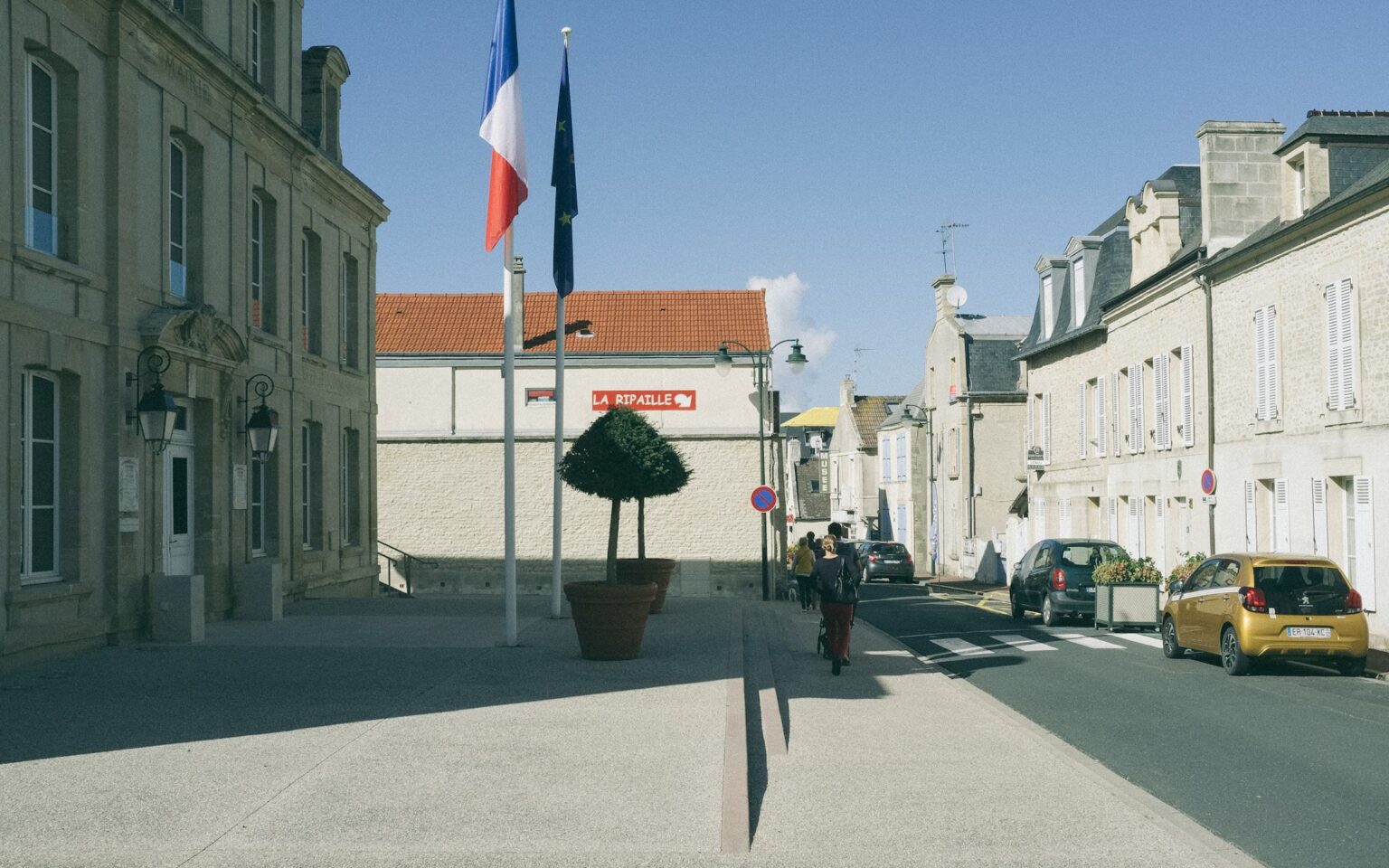 Rue commerçante du bourg
