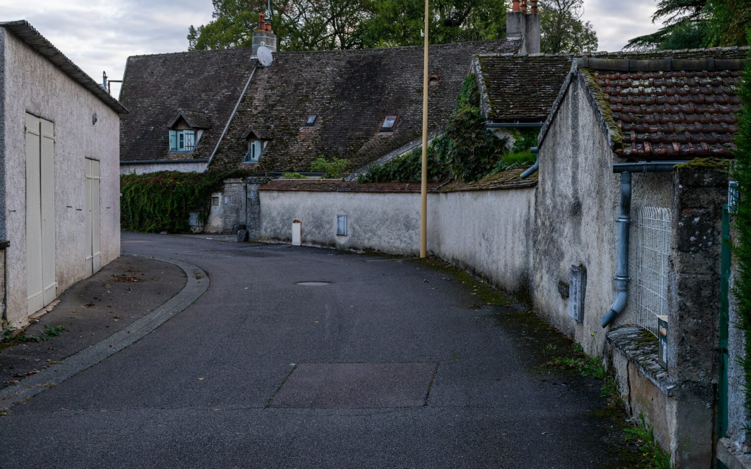 Rue calme du village